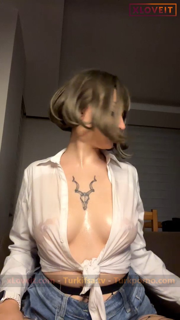 Tango Helen ifşa Yağlı memelerini gömlekle sergiledi