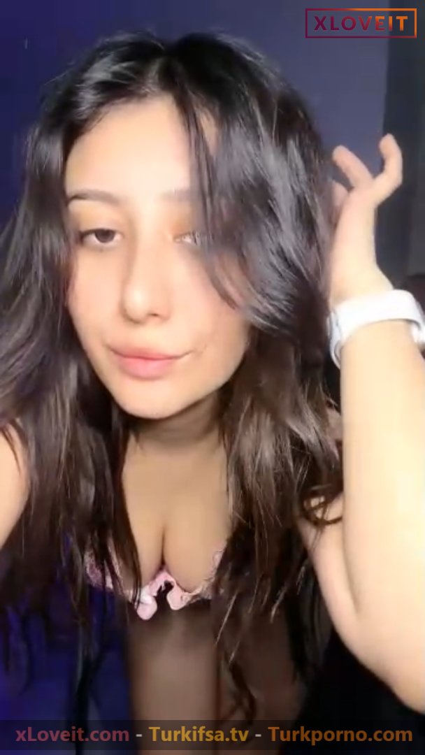 Tango Lilya ifşa Canlı yayında yeni iç çamaşırlarını sergiledi